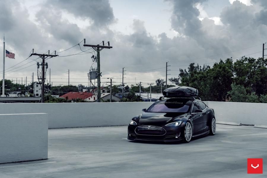  Tesla Model S P85+ on Vossen Wheels (CV10) 2019 года  (фото 2 из 14)